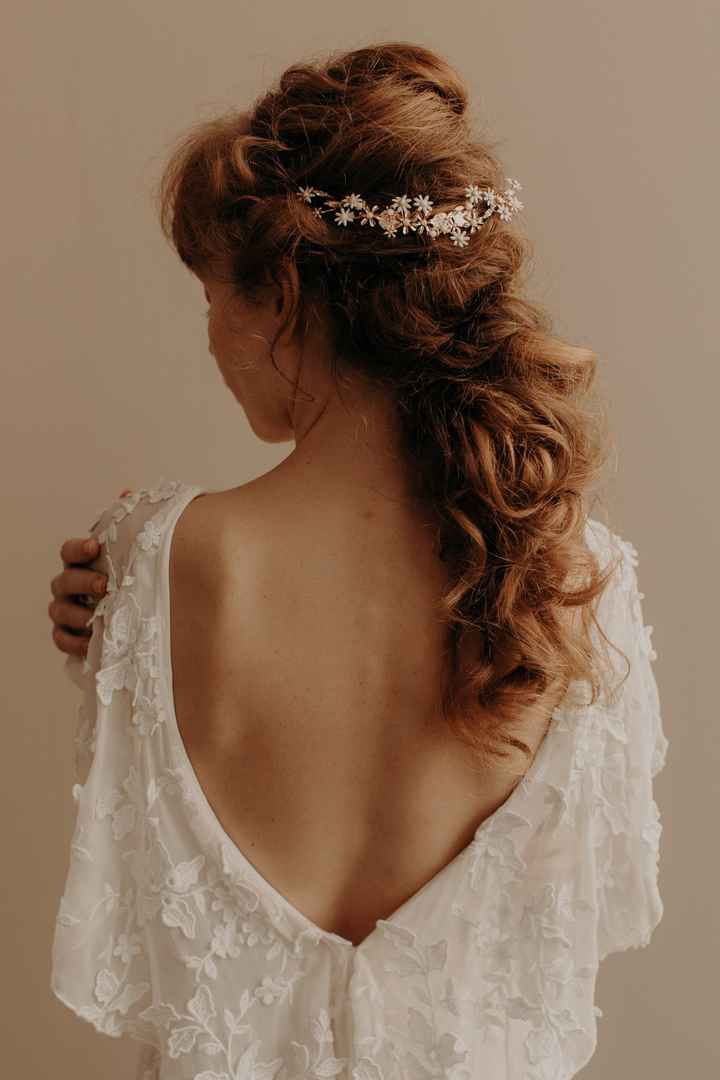Coiffure mi attachée