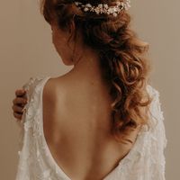 Coiffure mi attachée