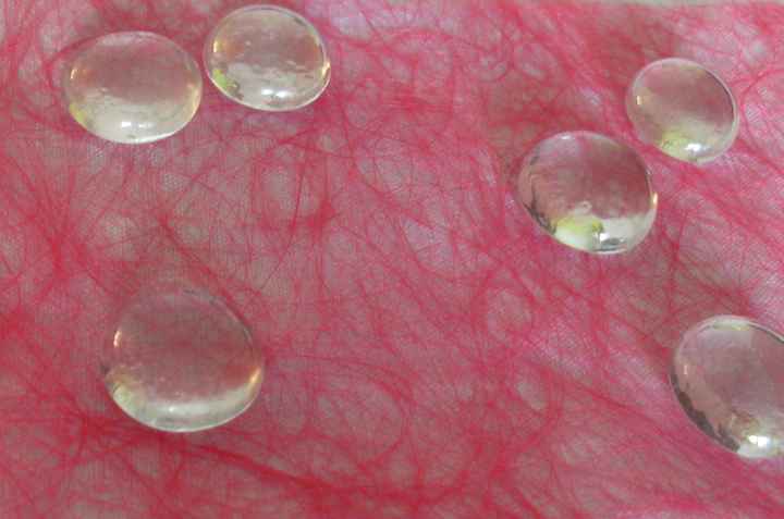 Galets de verre et chemin de table