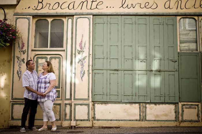 En amoureux devant une vieille boutique