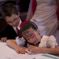 Mes enfants en train de signer le registre