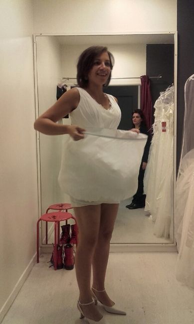 Faire son petit pissou avec une robe de mariée - 1