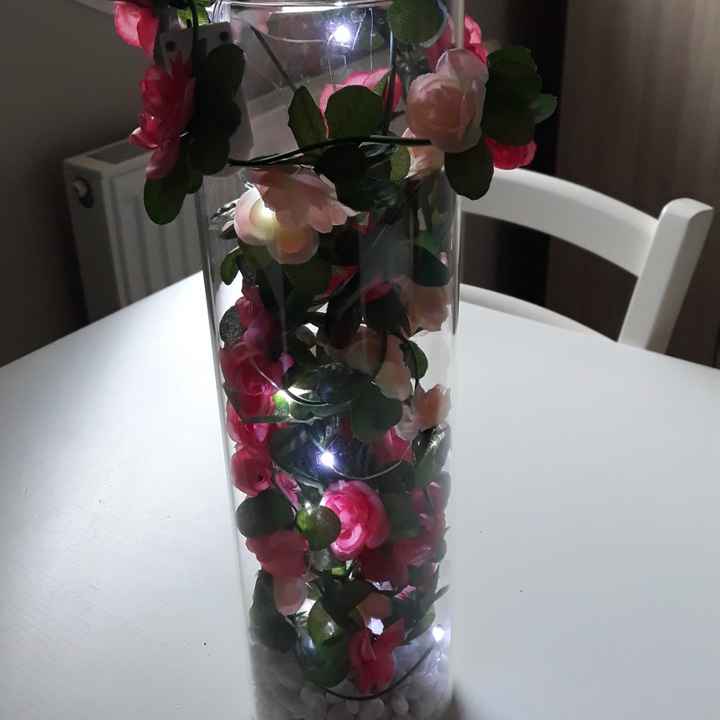 Guirlande de fleurs et table ronde - 1