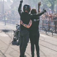 Après cette magnifique demande, un salut au public qui a versé autant de larmes que moi !