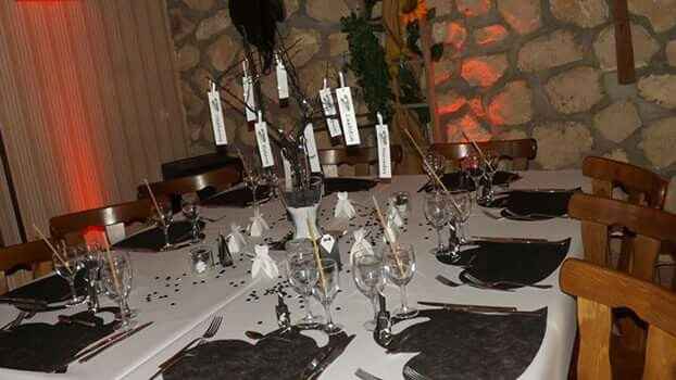 Centre de table avec peu de fleurs - 1