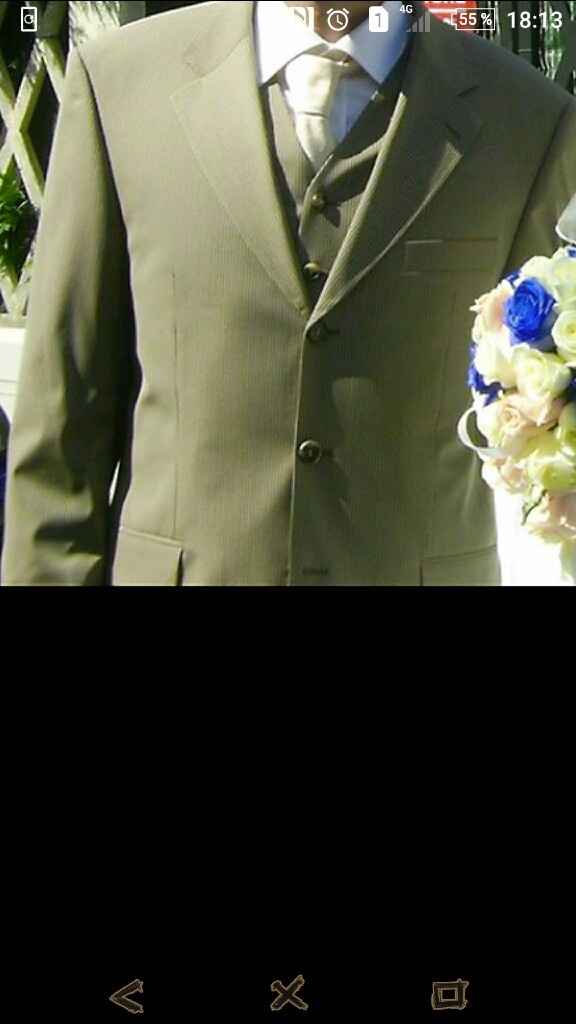 La couleur du costume. - 1