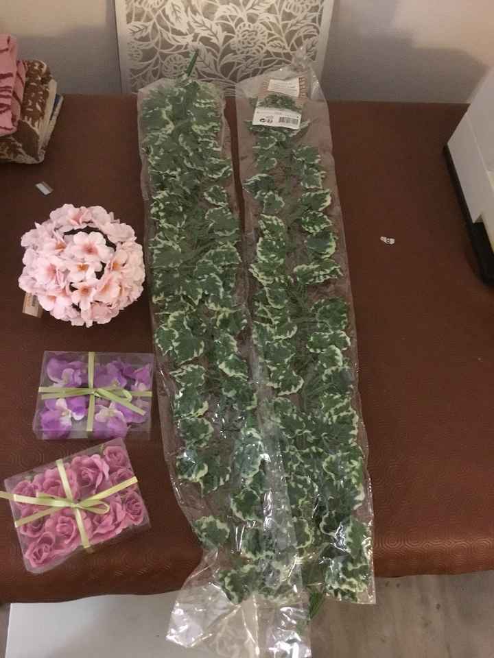 Boule de fleur, roses, orchidées et branches de lierre pour la table