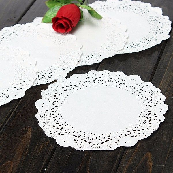 mais peut etre que j'utiliserais des feuilles style napperon pour etre raccord avec mon thème ! 