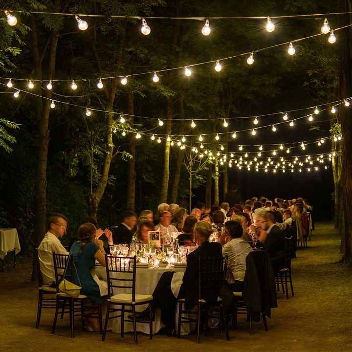 Guirlandes lumineuses pour dîner de mariage.