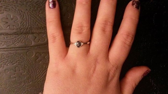 Qui porte une bague de fiançailles ? - 1