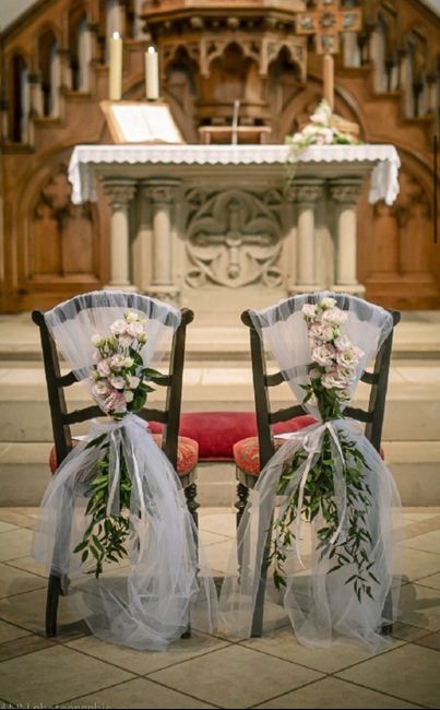 Faire soi-même sa déco florale - déco chaises des mariés - 2