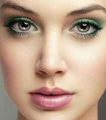 Essai maquillage  oeil vert ou rose ? - 1