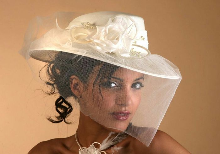 Mariées à chapeau. - 3