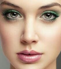 Essai maquillage  oeil vert ou rose ? - 1