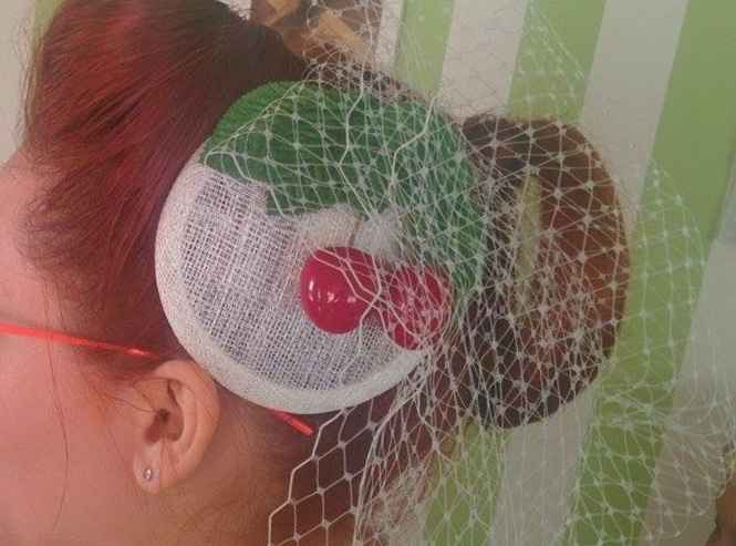 Mariées à chapeau. - 1