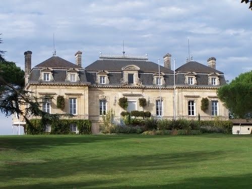 château  mairie de le commune d Artigues près Bordeaux