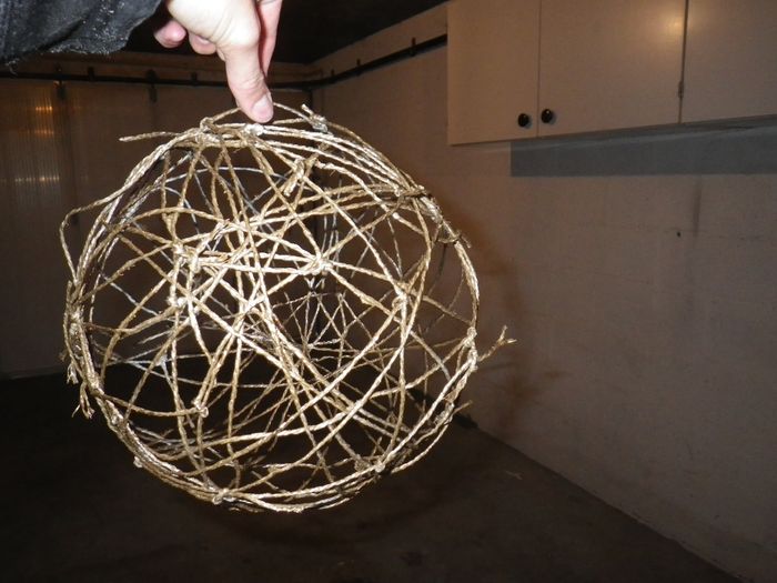 Déco plafond - boule de fils dorée