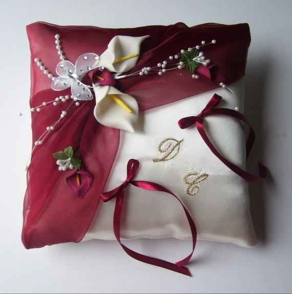 coussin d'alliances en blanc et rouge 