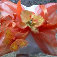 le coussin d'alliances orange et blanc 