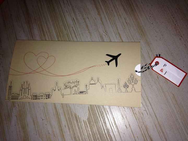 Notre faire-part forme pochette billet d'avion, avec une carte d'embarquement à faire glisser ... on