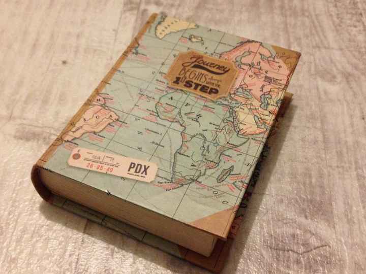 Le porte-alliances (en fait, une petite boite faux livre) 