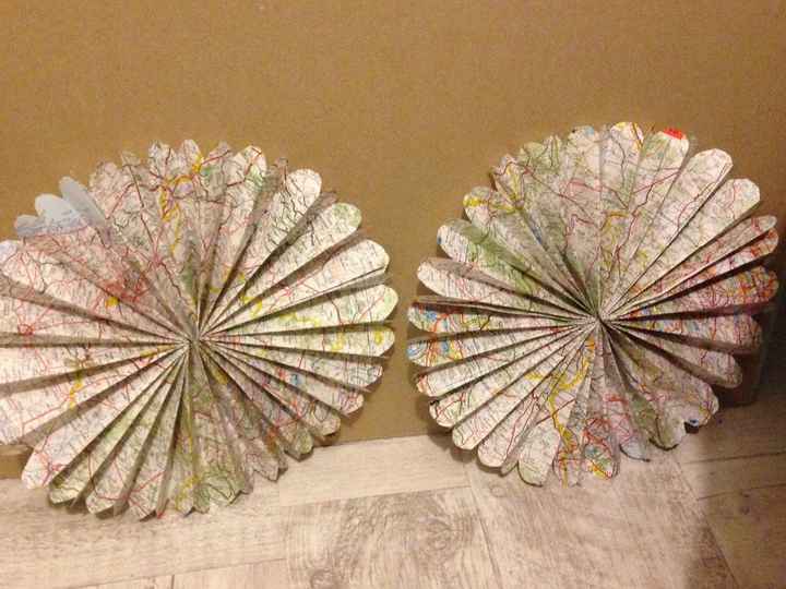 Deux cocardes en papier "carte routière" , pour décorer un mur ! 