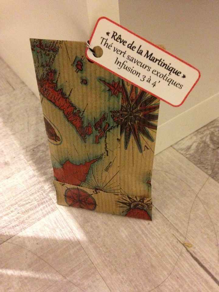 Un exemple de sachet des cadeaux invités, en kraft avec motifs voyage vintage, et les étiquettes fai