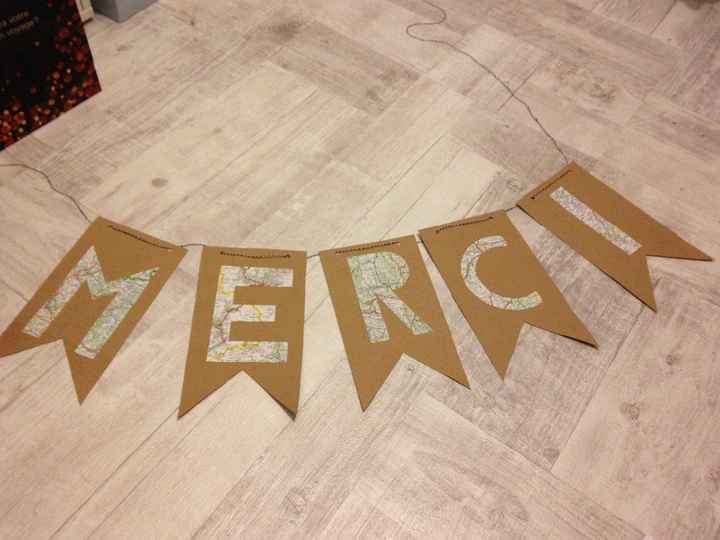La guirlande MERCI en kraft et papier "carte routière" ,  que l'on va utiliser lors des photos pour 