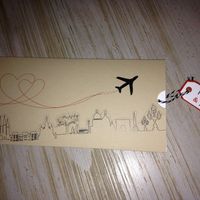 Notre faire-part forme pochette billet d'avion, avec une carte d'embarquement à faire glisser ... on