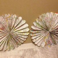 Deux cocardes en papier "carte routière" , pour décorer un mur ! 
