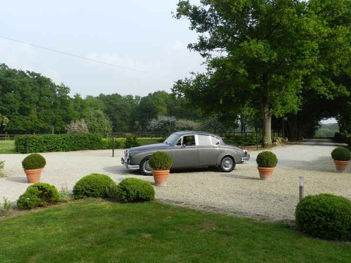 la voiture sur le lieu de réception