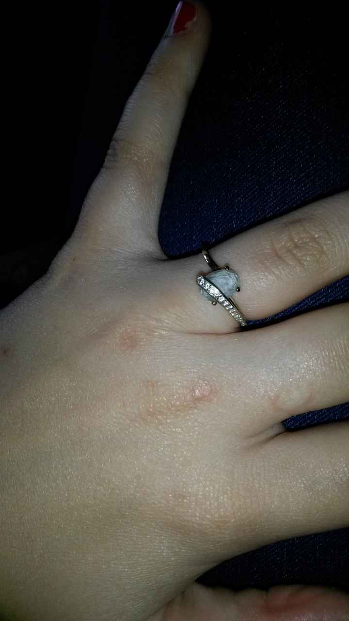 Qui porte une bague de fiançailles ? - 1