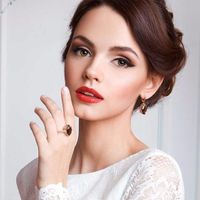 maquillage (avec un rouge à lèvre plutôt rose ou framboise)