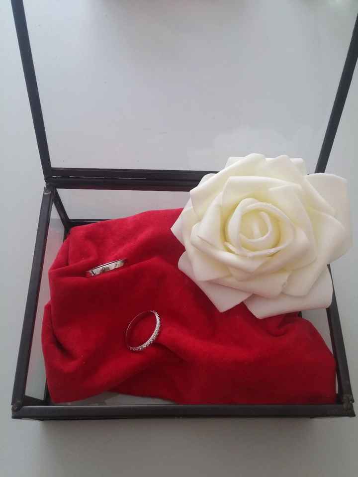 grand modèle, tissu rouge et fleur blanche