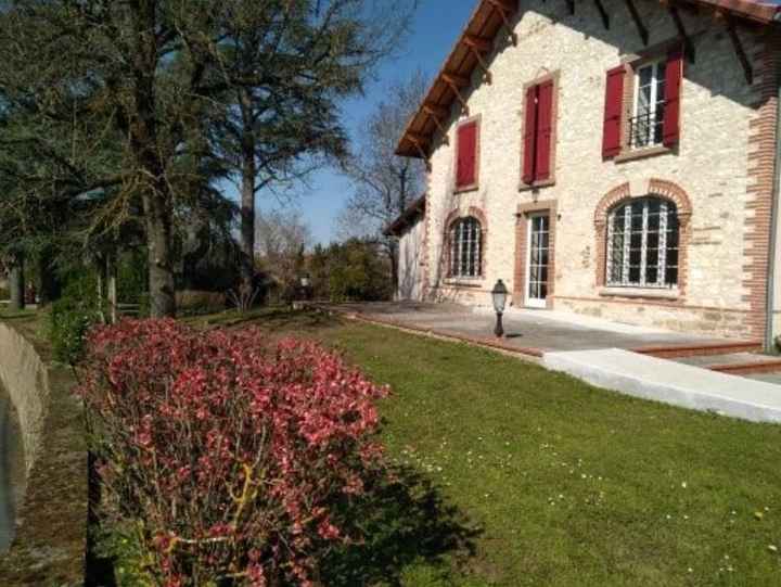 avec un magnifique terrain arboré