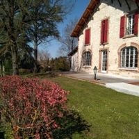 avec un magnifique terrain arboré