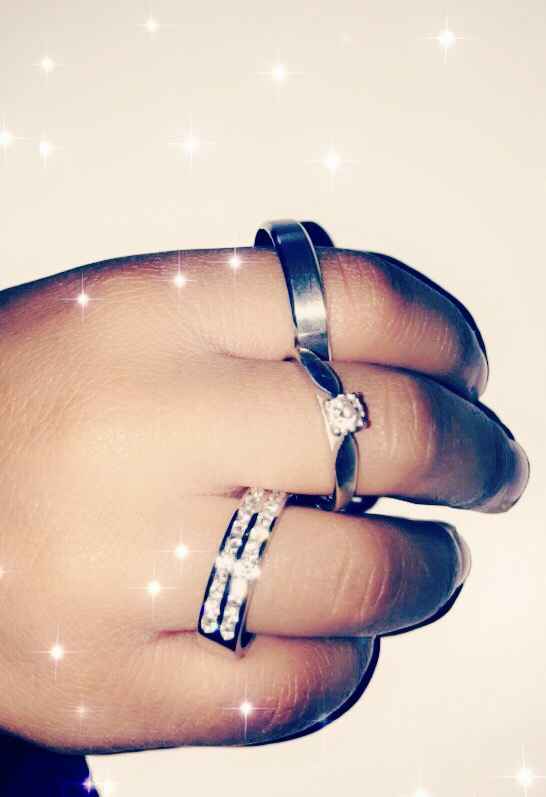 Nos alliences et bague de fiançaille sur le doigts de mon fils - 1