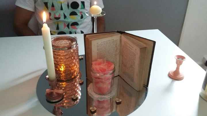 Centre de table avec peu de fleurs - 1