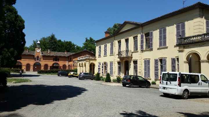 Les deux bâtiments avec le parking