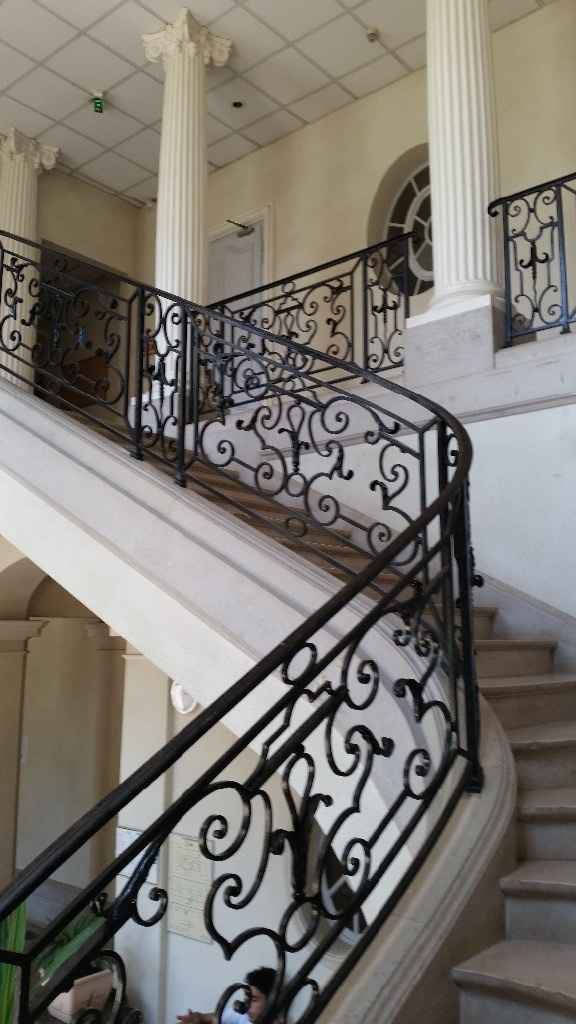 L'escalier du hall qui amène à certaines chambres