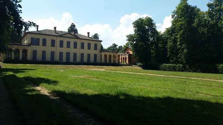 La vue du château par le parc