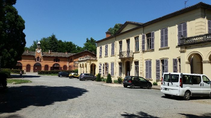 Les deux bâtiments avec le parking