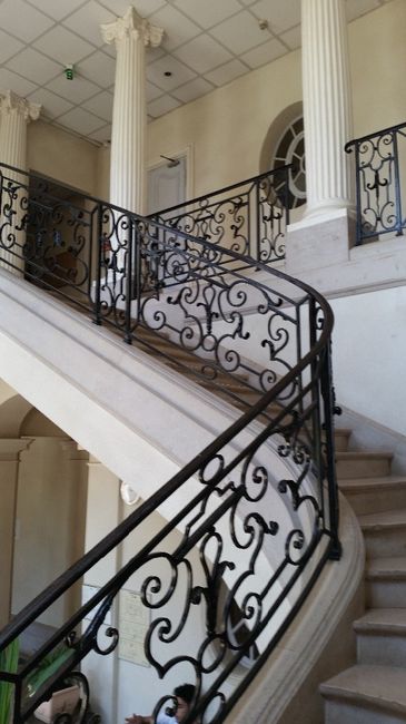 L'escalier du hall qui amène à certaines chambres