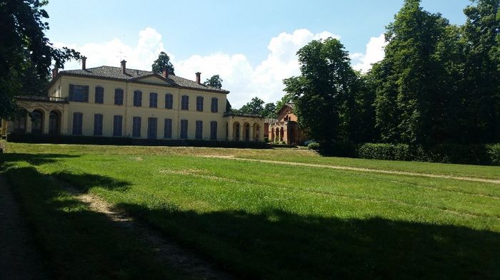 La vue du château par le parc