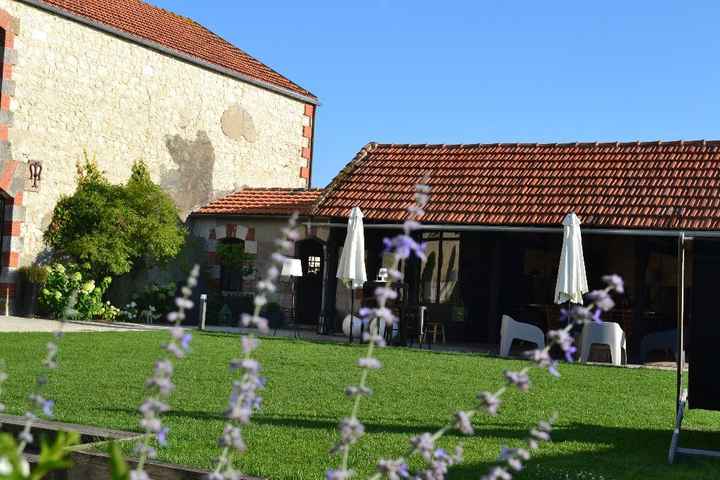 jardin avant avec la grange
