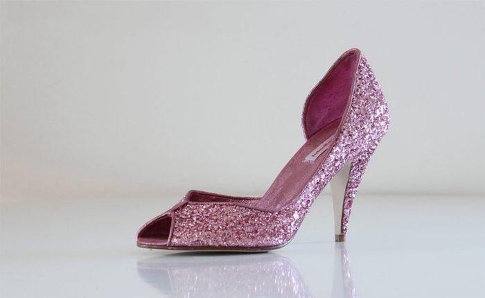 Paillettes des chaussures accrochent à la robe 1