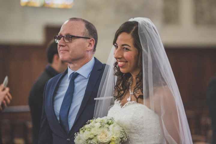 La mariée au bras de son père