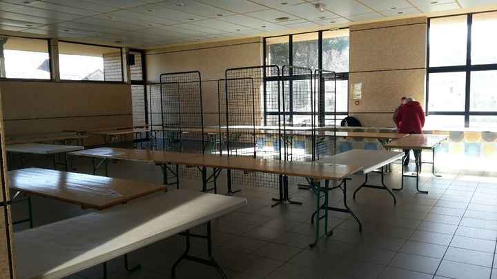 Idées pour décorer un plafond plat sans poutres, ni crochets svp - 3