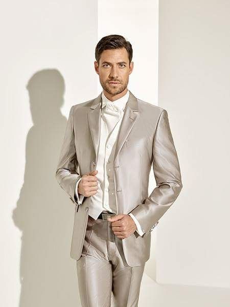 le costume de mon home le gillet et la cravate seras beige pour assortire a ma robe