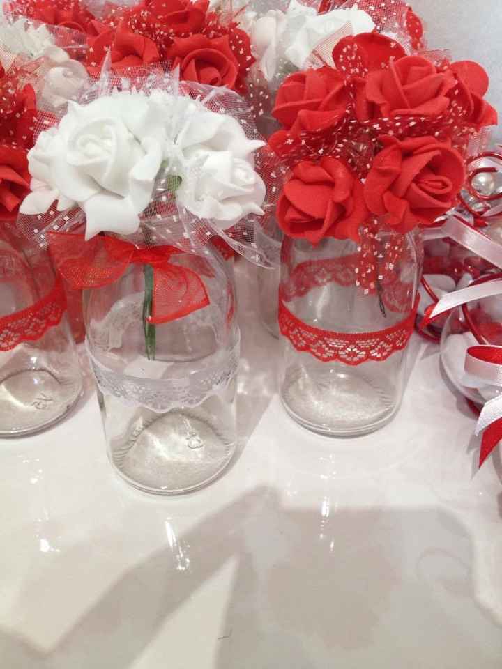 avec noeud organza rouge